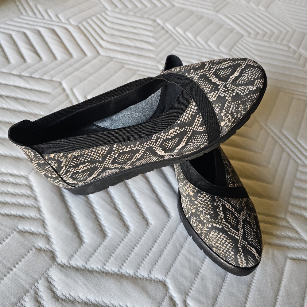 Nurture by Lamaze Black and Cream Patterned Flats